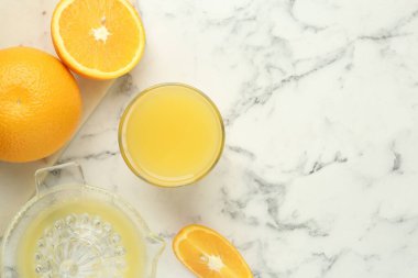 Taze portakal suyu, meyveler ve beyaz mermer masaya sıkma, düz. Metin için boşluk