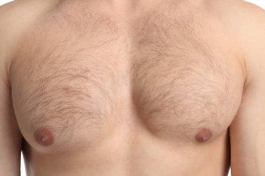 Göğsü kıllı genç adam, yakın plan. Epilasyon işlemi