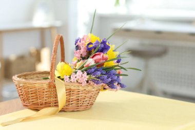 İçerideki masada güzel çiçekler olan hasır sepet. Metin için boşluk