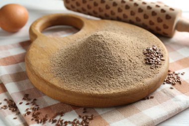 Keten tohumu unu, merdane tohumu ve yumurta, yakın plan.