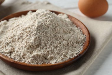 Masaya un ve yumurta yığını, yakın plan.