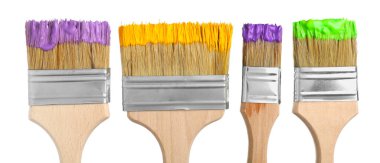 Beyaz üzerine izole edilmiş farklı boyalarla fırçalar
