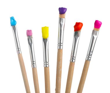 Beyaz üzerine izole edilmiş farklı boyalarla fırçalar