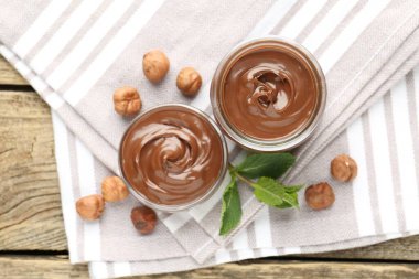 Lezzetli çikolata, fındık ve nane, ahşap masa, üst manzara.