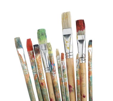 Beyaz üzerine izole edilmiş farklı boyalarla fırçalar