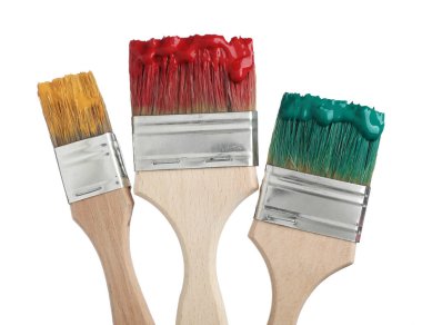 Beyaz üzerine izole edilmiş farklı boyalarla fırçalar