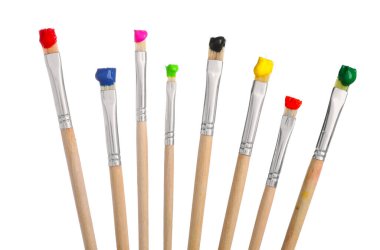 Beyaz üzerine izole edilmiş farklı boyalarla fırçalar