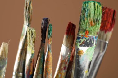 Açık kahverengi arkaplanda kirli fırçalar, yakın plan.