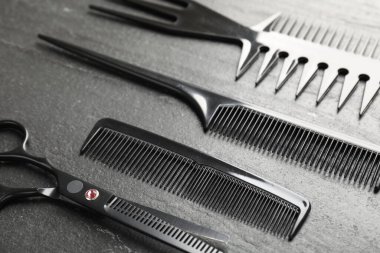 Siyah masada farklı berber aletleri, yakın plan.