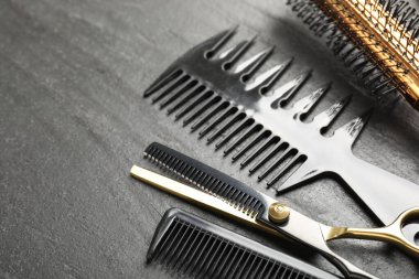 Siyah masada farklı berber aletleri, yakın plan. Metin için boşluk