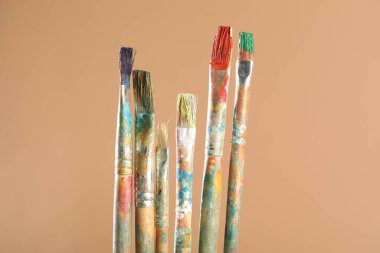 Açık kahverengi arkaplanda kirli fırçalar, yakın plan.