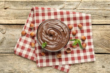 Çikolata, naneli ve fındıklı ahşap masaya yayılmış.