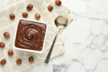 Lezzetli çikolata ve fındıklar masada, düz yerde. Metin için boşluk