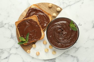 Nane aromalı ve fındıklı lezzetli çikolata beyaz mermer masa, üst görünüm