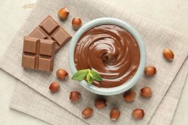 Lezzetli çikolata, parçalar, nane ve fındık.