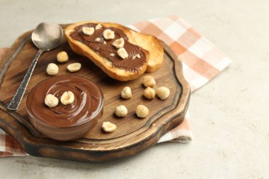 Lezzetli çikolatalı tostlar ve fındıklar ışıklı masada, yakın plan.