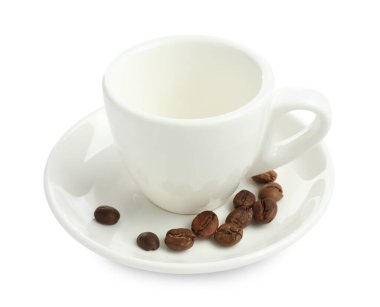 Beyaz üzerine izole edilmiş kavrulmuş kahve çekirdekli seramik fincan.