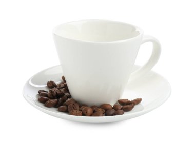 Beyaz üzerine izole edilmiş kavrulmuş kahve çekirdekli seramik fincan.