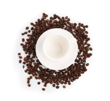 Kavrulmuş kahve çekirdekli seramik fincan, beyaz, üst manzara.