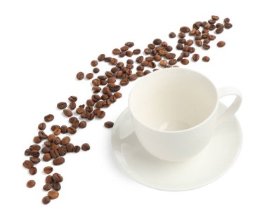 Beyaz üzerine izole edilmiş kavrulmuş kahve çekirdekli seramik fincan.