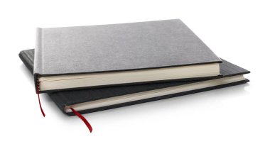 Beyaza izole edilmiş iki şık defter.