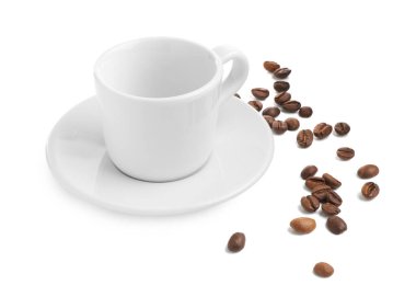 Beyaz üzerine izole edilmiş kavrulmuş kahve çekirdekli seramik fincan.