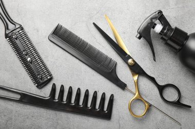 Gri masada farklı kuaförlerin aletleri var.