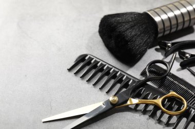 Gri masadaki farklı kuaför aletleri, yakın plan. Metin için boşluk