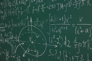 Farklı matematiksel formüllere sahip karatahta, yakın plan görünümü
