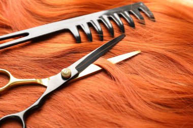 Makas ve tarak saç kilitinde, yakın plan.