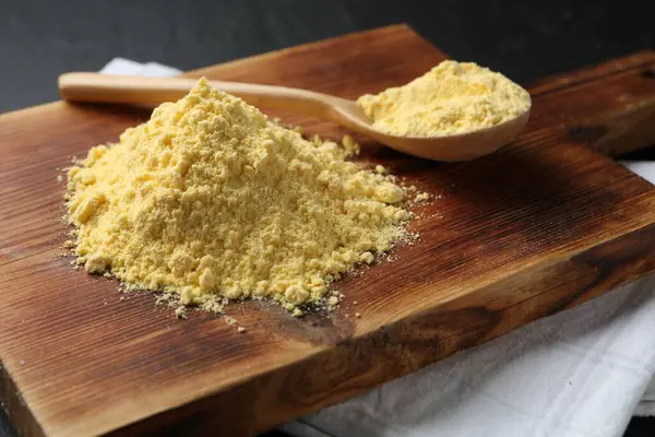 Siyah masaya mısır unu ve kaşık yığını, yakın plan.