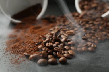 Siyah masada kahve ve fasulye, yakın plan.