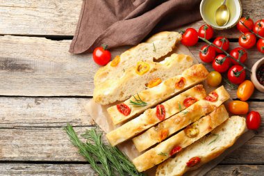 Domatesli, baharatlı, ahşap masa üzerine yağlı, nefis bir Focaccia kes. Metin için boşluk