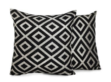 Beyaz üzerine izole edilmiş iki şık yastık.