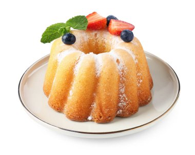 Beyaz üzerine izole edilmiş toz şeker ve böğürtlenli Lezzetli Bundt keki