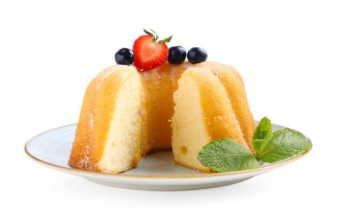 Pudra şekeri, böğürtlen ve nane şekeri ile beyaz üzerine izole edilmiş lezzetli bir kek.