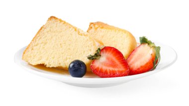 Lezzetli meyveli kek parçaları beyaza izole edilmiş.