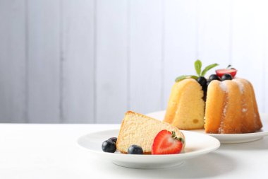 Pudra şekeri, böğürtlen ve nane şekerli kek, yakın plan. Metin için boşluk