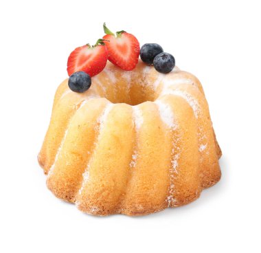 Beyaz üzerine izole edilmiş toz şeker ve böğürtlenli Lezzetli Bundt keki