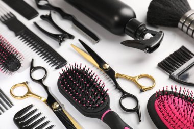 Açık gri arka planda farklı kuaför araçları