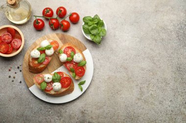 Peynirli mozzarella topları, domates ve fesleğenli lezzetli sandviçler. Metin için boşluk