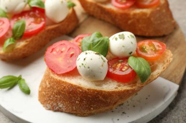 Mozarella peynirli, domatesli ve fesleğenli lezzetli sandviçler, yakın plan.