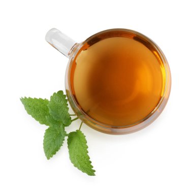 Cam bardakta Aromatik limon merhemi çayı ve beyaz yapraklar, üst manzara