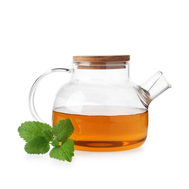 Aromatik limon merhemi çayı, cam çaydanlık ve beyaz yapraklar üzerinde izole edilmiş.