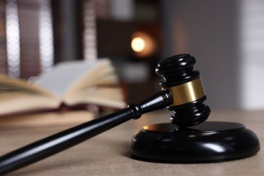 Hakimin tokmağı ve ses bloğu ahşap masanın üzerinde bulanık arka plan, yakın plan