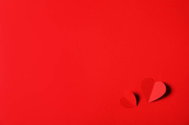 Kırmızı zemin üzerinde kağıt kalpler, düz yatıyordu. Metin için boşluk