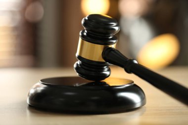 Hakimin tokmağı ahşap masada bulanık arka planda, yakın plan