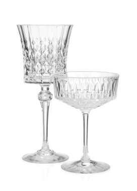 Beyaza izole edilmiş farklı boş bardaklar.