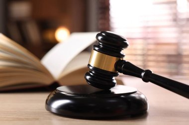 Hakimin tokmak ve kitap kapalı ahşap masa, seçici odak