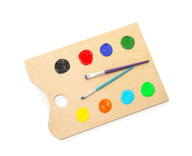 Beyaz renkte ve fırçalı ahşap palet, üst manzara.